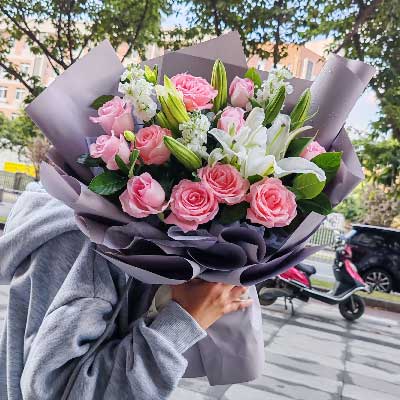 许昌11朵戴安娜粉玫瑰百合，与你一起追逐梦想